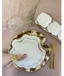 Assiette plate en porcelaine blanche avec bords dorés
