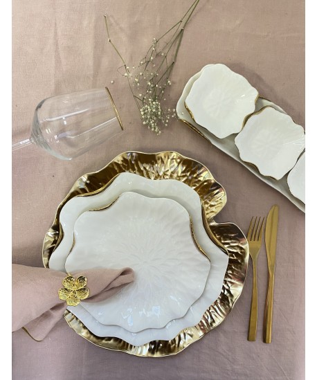 Assiette à dessert en porcelaine blanche avec bords dorés