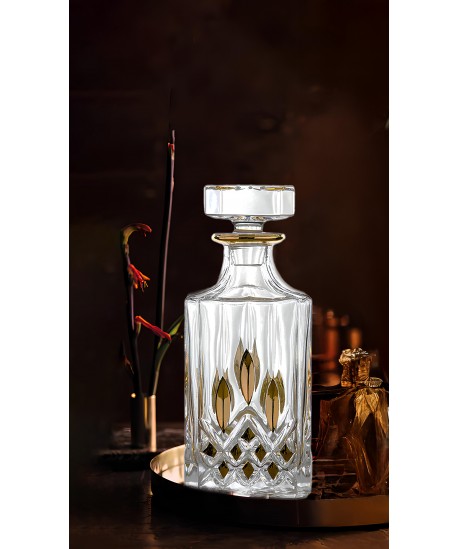 Glass whiskey decanter with gold detailing, 700ml