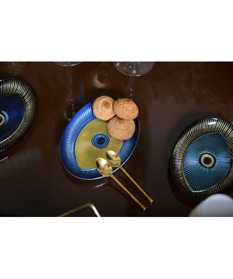 Light oval eye-shaped bowl