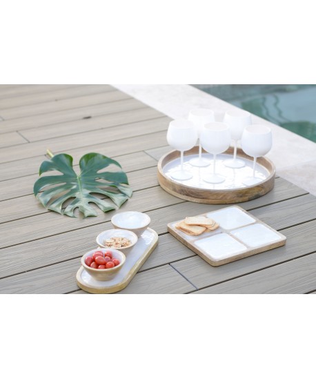 Set apéritif de 3 coupelles blanches sur plateau blanc en bois